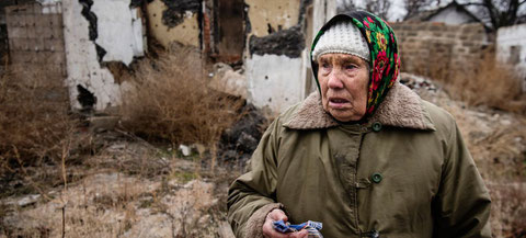 Una mujer ucraniana junto al terreno destruido donde estuvo su casa su casa. /Foto: Jakob Dall/DRC 