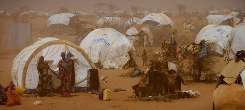 Mujeres y niños de Somalia, desplazados por la sequía y los conflictos, vistos hace una década en un campamento improvisado en la vecina Kenia. Foto: Kate Holt / Unicef