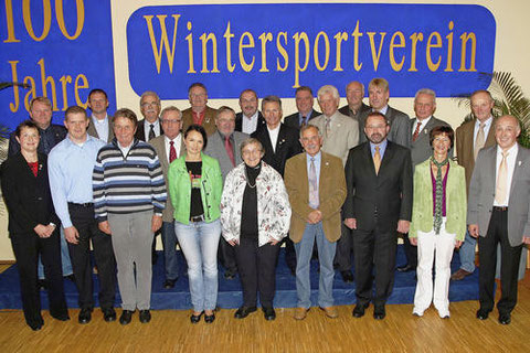 100 Jahre Wintersportverein: Vereinsvorsitzender Klaus Bergmann (rechts) hat zum Jubiläum zahlreiche Vereinsmitglieder für ihre Verdienste ausgezeichnet. Foto: Ralf Hettler.