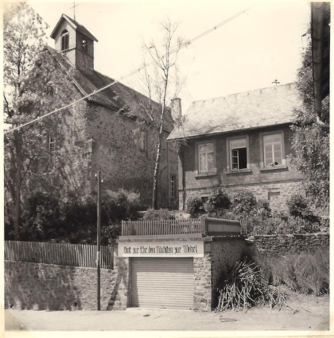 © S.Jordan - um 1960 / Kirche mit Schulgebäude (rechts)