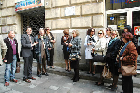 Collocazione della targa sulla facciata di Palazzo Cirino al civico 51, sede dell'antica Spezialia (Farmacia) del Poeta.