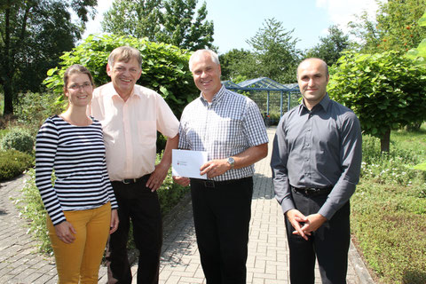 Christine Lutz, Nussbaum Stiftung, Hans Klemm, Vorsitzender des Fördervereins Hospiz Agape e.V., Klaus Nussbaum, Geschäftsführer der Nussbaum Stiftung und Daniel Kahn, Mitglied des Fördervereins Hospiz Agape e.V., bei der Spendenübergabe.