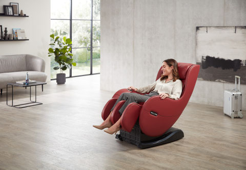 Der Massagesessel Easyrelaxx in Rot und Weinrot verbindet wohnliches Design mit Shiatsu, Zero Gravity und Wadenmassage für zuhause.