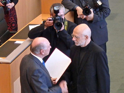 Leo Zogmayer erhielt das Österr. Ehrenkreuz für Wissenschaft und Kunst aus der Hand des Landeshautpmannes Dr. Erwin Pröll. Foto: zVg