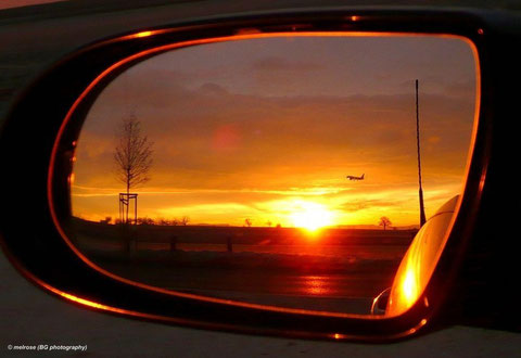 Sonnenaufgang im Beifahrerspiegel meines Autos