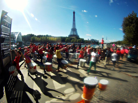 Bloco Do Zé et Alban devant la Tour Eiffel