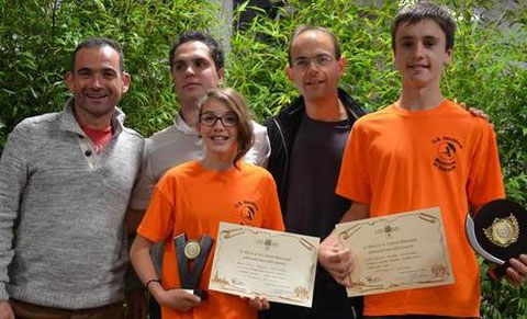 Le président Didier Dubiau, entre les deux jeunes lauréats du club, Laurie Foulon et Nicolas Brianne, accompagné du vice-président Alexandre Chaisner (à gauche).