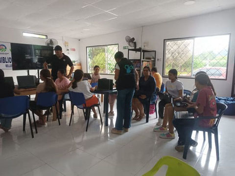 Entrega de Computadores reacondicionados por fundación Click