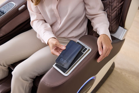 Der Easyrelaxx Plus Massagesessel ist mit eine induktiven Ladestation ausgestattet