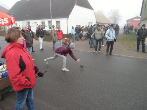 Straßenboßeln: jeweils jährlich im Wechsel organisieren Schützengilde und Feuerwehr das beliebte Straßensportevent.