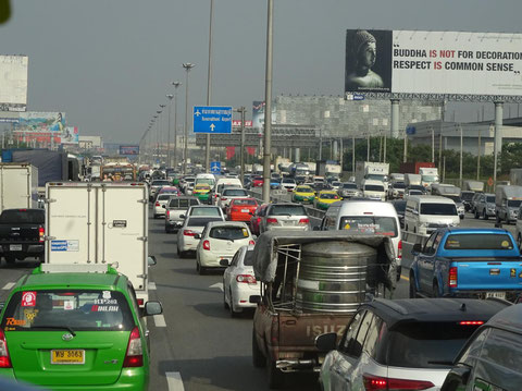 Wahnsinniger Verkehr auf dem Weg nach Bangkok