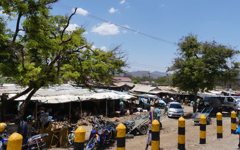 Markt vor den Läden entlang der Straße