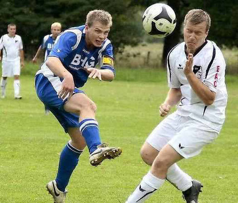 Frank Lehmann (r.) wirft sich mutig dem Ball entgegen. (Foto:lr-online)