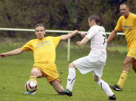 Johannes Linner (m.) hier gegen zwei Gegenspieler. (Foto: lr-online)