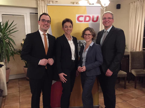 Das Foto zeigt (v. l. n. r.): Versammlungsleiter Steffen Gärtner sowie die Bewerber Dr. Dorit Stehr, Sigrid Vossers und Jens Böther.