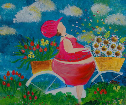 dame op de fiets met rode tulpen en margrieten