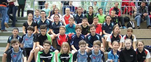 Suchbild: Unsere vier Tischtennis-Cracks zusammen mit den anderen Teilnehmern vom Bezirk Alb bei der Schwerpunktrangliste in Betzingen. Bild: E. Krumm