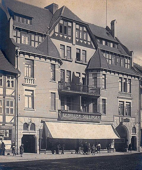 Blick auf das viergeschössige Steinhaus am Marktplatz 23/23a in Einbeck. das von 1920 bis 1935 Geschäfts- und Wohnhaus der Familie Sollinger war (Quelle: Foto frühestens von 1921 aus dem Besitz von Hellmut Hainski, Einbeck, aufgefunden 11/2013).