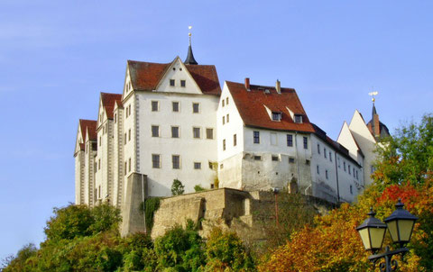 Die Burg Nossen aus dem frühen 12. Jahrhundert von der Freiberger Mulde aus gesehen.