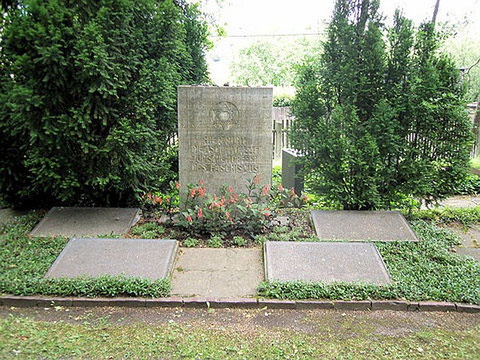 Grabstätte und Mahnmal für 446 jüdische Opfer des Faschismus auf dem Ostfriedhof von Gera, darunter das Grab von Julius Sollinger (sein Name steht auf der hintere Grabplatte rechts).                   