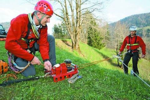 MIt einer sogenannten „Winch“ (engl. Seilwinde) seilen sich die Bergretter im unwegigen Gelände zu den Unfallstellen ab. Die Winde ist immer doppelt abgesichert (Redundanzsicherung). Fotos: Ludwig Berchtold