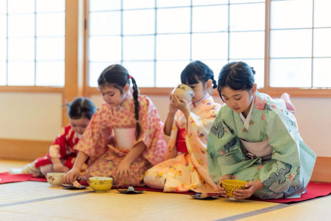 写真撮影BY Haruka 2026年度＊上巳の節句「🎎ひな祭り＊キッズ茶会」で、お菓子とお茶をいただく子供たち