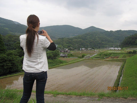 我らがお米プロジェクトの田圃の画像を収める、『ライフ佐世保』の編集者、Yさん。これが　素直で素敵な方であッタ！