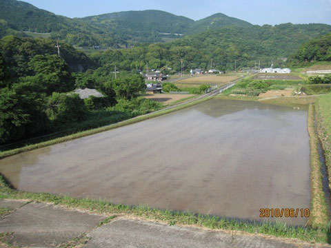 田植え3日前の田圃、当日は梅雨に入りそうだ。