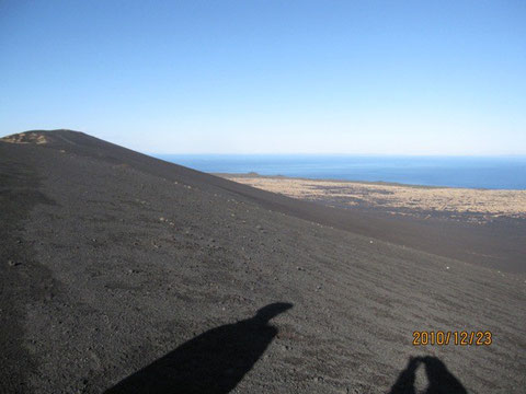 昨年12月末、お誘いを受け東京都伊豆大島へ!画像は三原山山頂付近!別の惑星でアッタ!