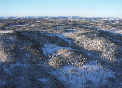 Espetveit mit dem neuen Hof im Vordergrund im Winter aus 1000m Höhe