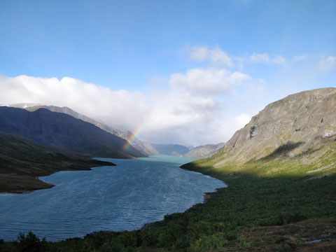 Am Morgen des ersten Wandertages , ein Regenbogen über dem Gjende