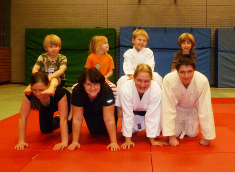 In der neuen Judo-Gruppe „Eltern und Kind“ können Jungen und Mädchen nach Herzenslust mit Vater und/oder Mutter toben!