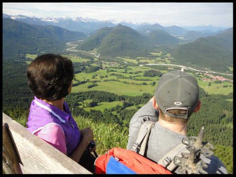 Der Blick vom Bankerl am Grasleitenstein über das Isartal bis weit hinein ins  Karwendel.