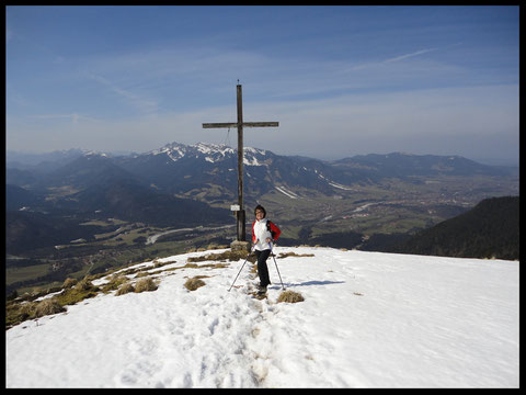 Das Schönberg-Gipfelkreuz - auch bei winterlichen Verhältnissen ein beliebtes Tourenziel.