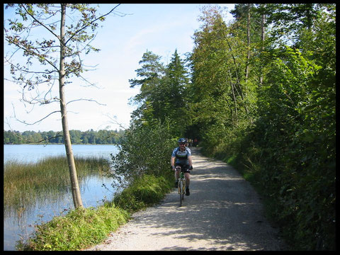 Einer der schönsten Streckenabschnitte: Der Rad- und Fußweg am Südufer des Staffelsees.