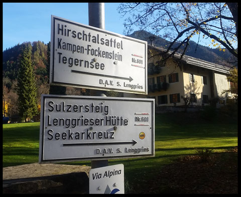 Bei Wanderern und Bikern gleichermaßen beliebt: Weg Nummer 601, dem auch wir ein paar Kilometer folgen. Hier der Start an der Grundig-Villa.