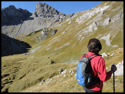 Prüfender Blick hinauf zur Rappenspitze, die wie eine Haifischflosse in den Himmel ragt.