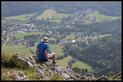 Lohn der Mühe: Blick vom Gipfel hinab nach Kreuth