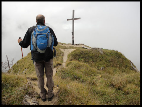 Etappenziel Nummer eins: Das Gipfelkreuz des Großen Illing.