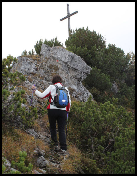 Der höchte Punkt der Tour: Gipfelkreuz des 1603 m hohen Spitzkamps