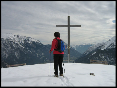 Blick vom 1562 Meter hohen Feilkopf hinunter nach Pertisau und auf den Achensee.