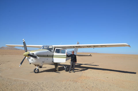 Scenic Flug mit einer Cesna über der Namib Wüste.