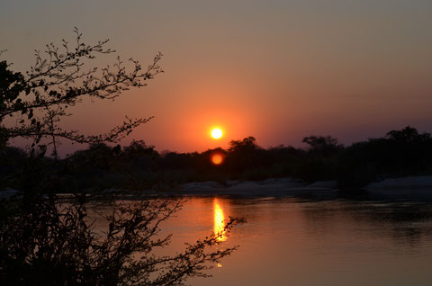 Sonnenuntergang am Okavango River (Namibia)