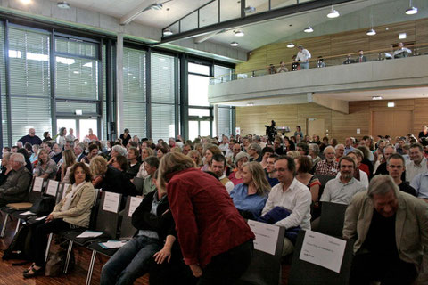 Ausverkauft: Über 400 Zuhörer im neuen Bürgerhaus in Au