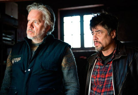 Tim Robbins et Benicio del Toro, deux humanitaires dans les Balkans (©Fernando Marrero/Reposado PS/MediaProduccion SLU).