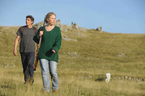 Damien Bonnard et India Hair, les deux interprètes principaux du film, dans la campagne de Lozère (©Thierry Valletoux/Les Films du Losange).