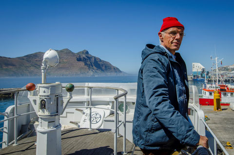 Lambert Wilson ressemble beaucoup au commandant Cousteau, surtout avec un bonnet rouge (©Coco van Oppens/DCM/Wild Bunch).