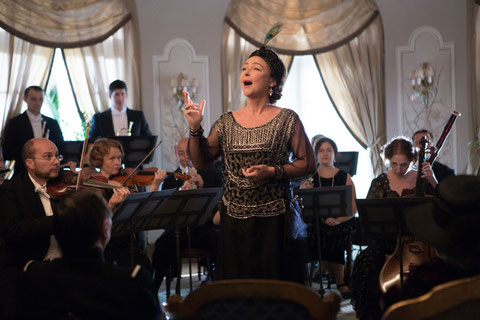 Catherine Frot chante comme une casserole, mais ne le sait pas (©Memento Films).