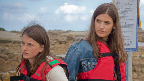 Luna Lou (à gauche) et Alma Jodorowsky interprètent les deux soeurs qui passent les vacances dans le Sud puis en Bretagne (©Mathieu Morelle/Karé Productions).