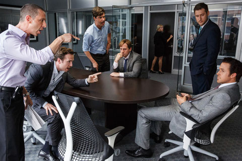 Une bande de jeunes financiers ont prévu la crise avant tout le monde (au centre Steve Carell, à droite Ryan Gosling)(©Paramount Pictures).